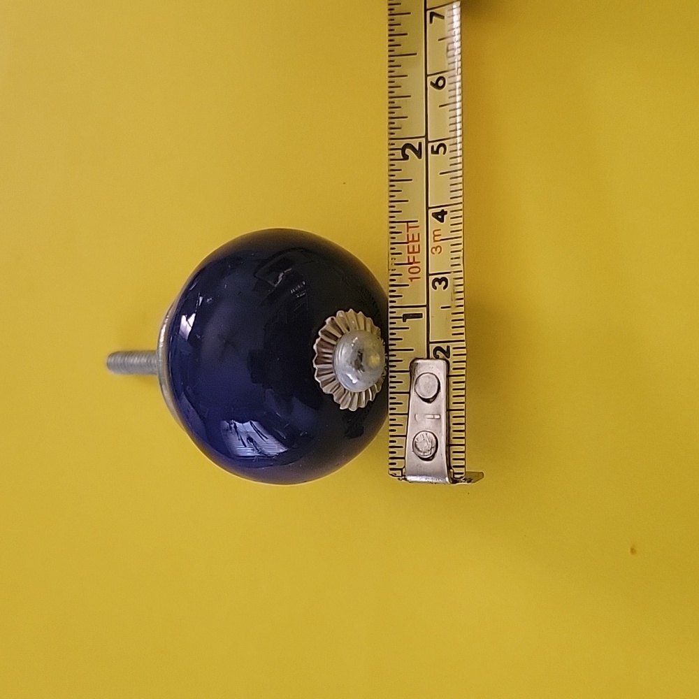 (4) Ceramic cabinet knobs or drawer pulls - Picture 2 of 4